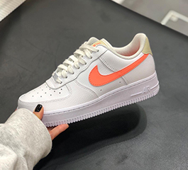 NIKE WMNS AIR FORCE 1  ’07 Orange