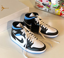 NIKE WMNS AIR JORDAN 1 MID BLACK/UNIVERSITY BLUE