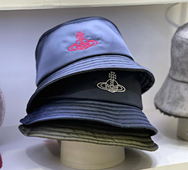 비비안웨스트우드 로고 버킷햇 